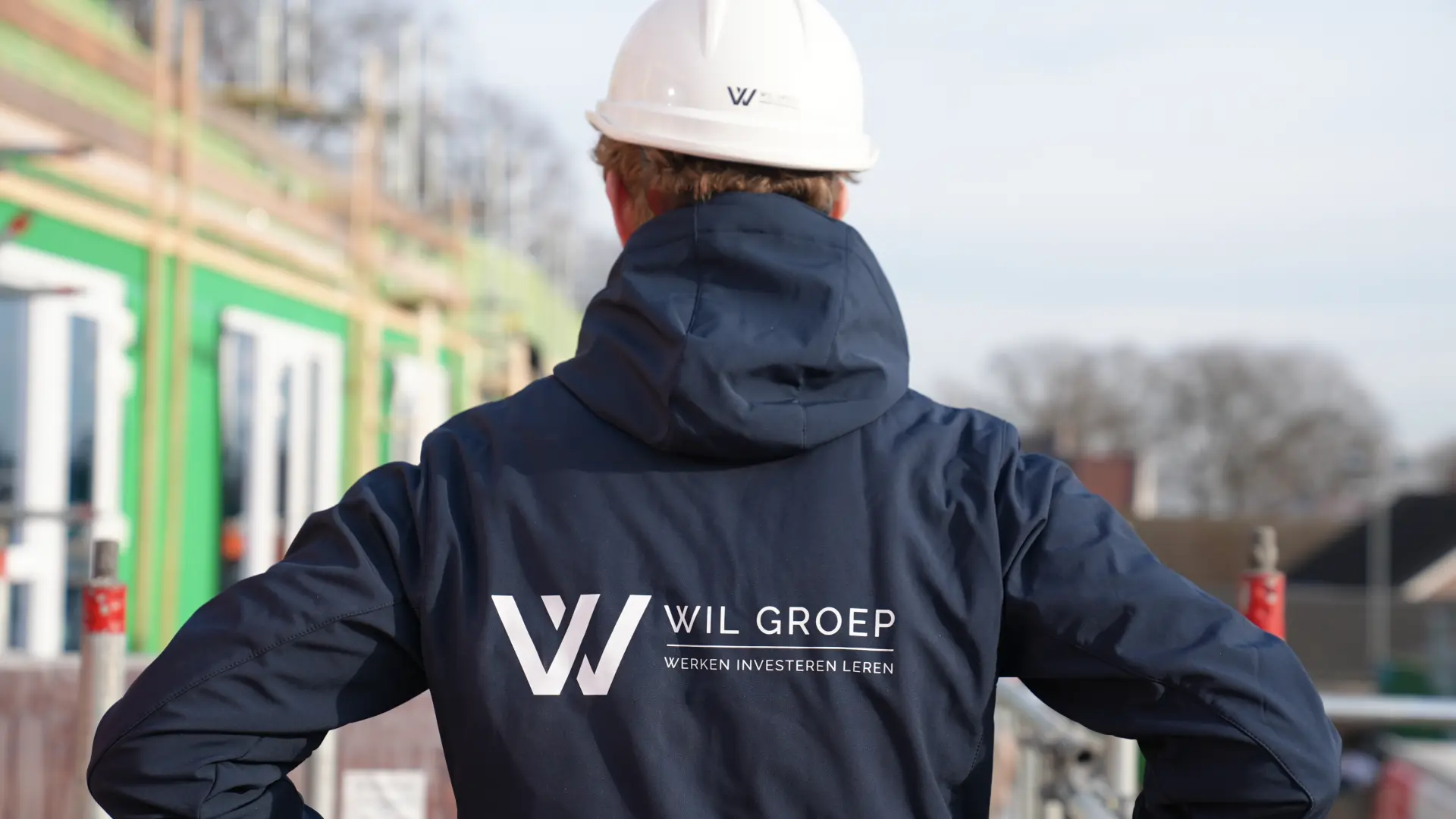 Foto van werknemer in de bouw met het logo van WIL groep op zijn rug